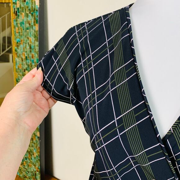 Ann Taylor Size 10 Stretch V-Neck Wrap Dress Black Geometric Print Career Office - Picture 5 of 9
